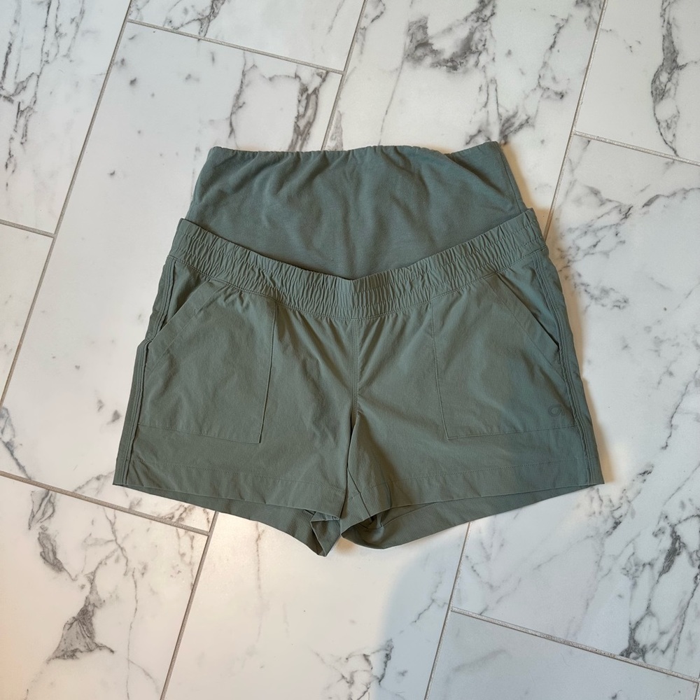 Gap Fit Maternity tech shorts Medium